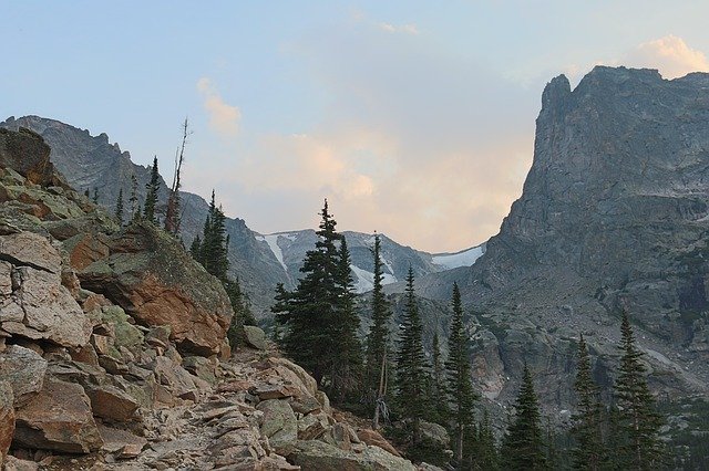 rocky-mountains-hiking trail