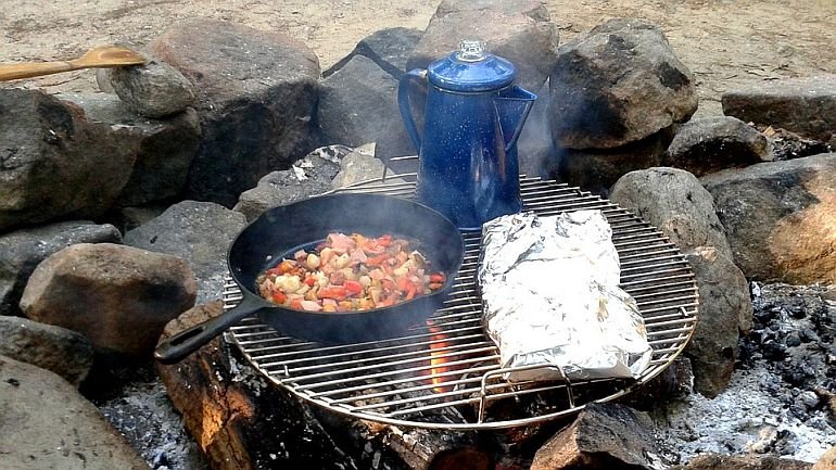camping-breakfast on the fire